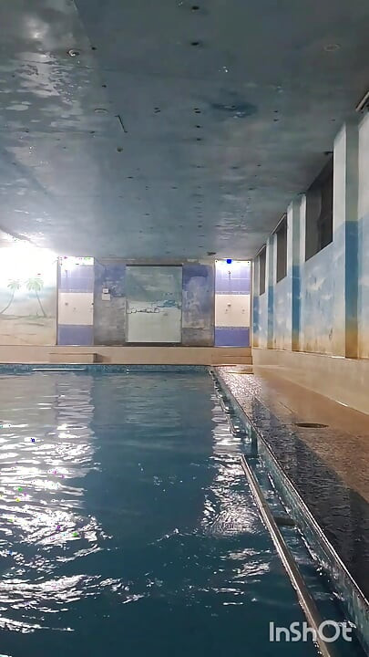 Desnudo indio mallu en piscina