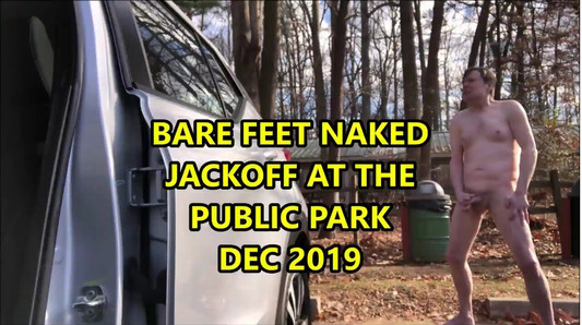 Barefeet Naked JO na parkingu parkingowym grudzień 2019