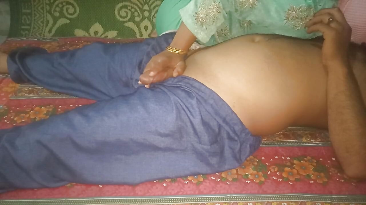 أغوت المعلمة طالبها البكر الساخن اللطيف. تلميذة هندية عذراء أول مرة (فصل دراسي) ممارسة الجنس مع المعلم