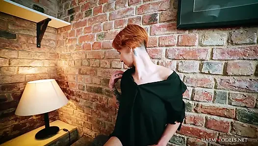 Mary jane si cewek cantik 30 tahun rambut merah dengan celana dalam 30 tahun lagi asik muasin memeknya pakai stoking