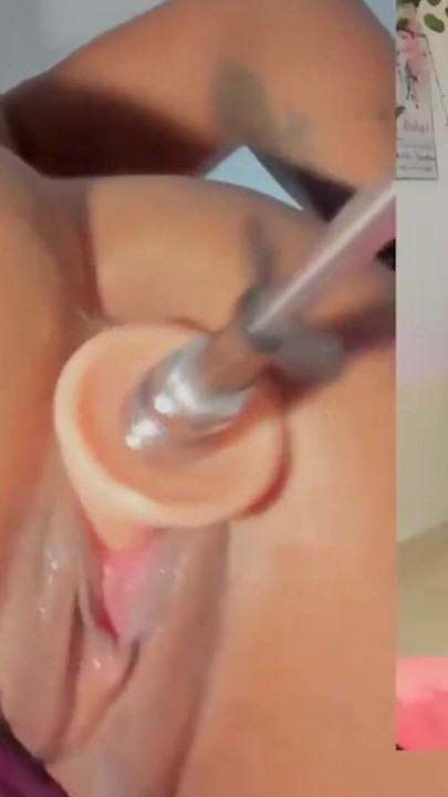 Pleasure Peak: a beleza morena da Rosy_Emely cavalga uma máquina de foder, gemendo alto enquanto ela está prestes a gozar | Clipe 1