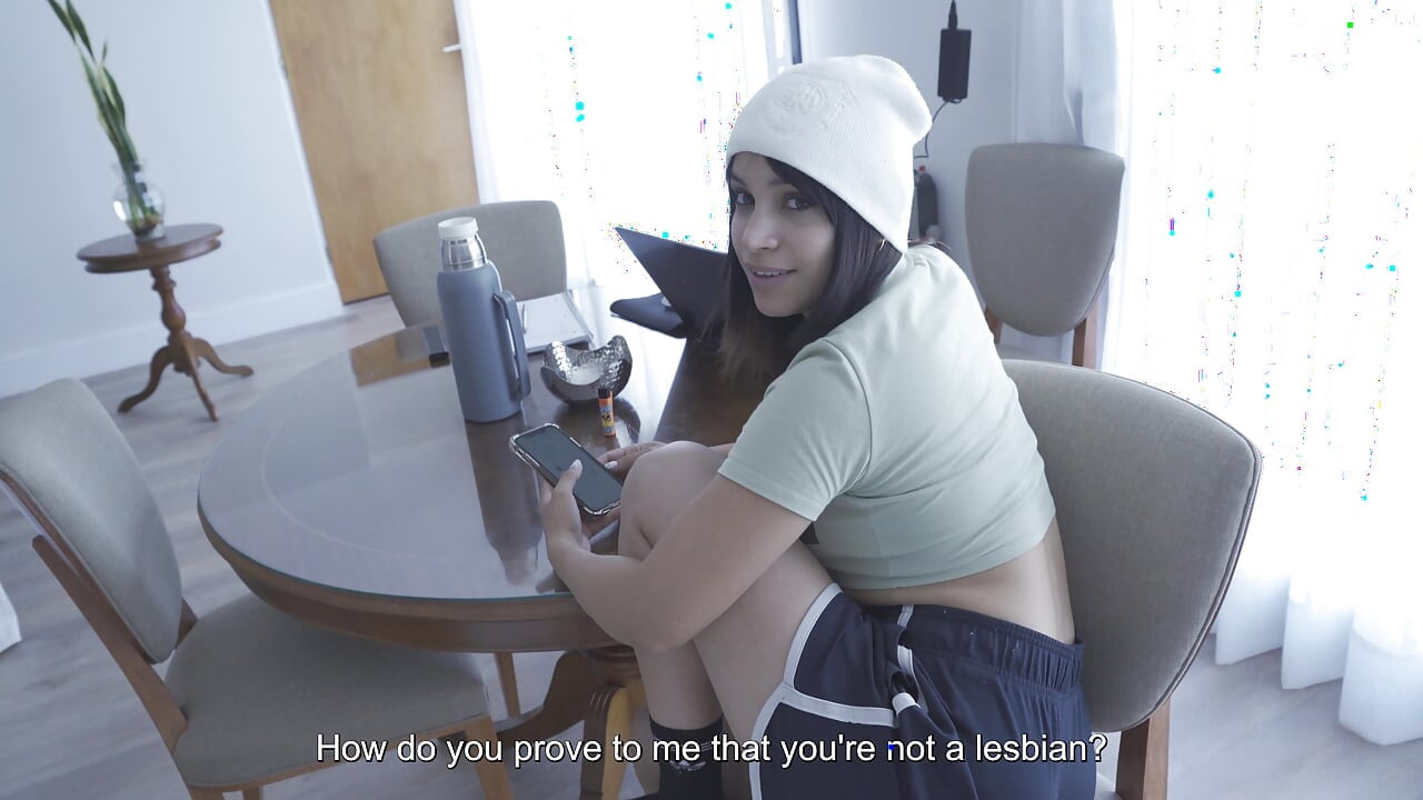 Lesbička s velkým zadkem, z její vagíny kape sperma! první péro v její kundičce