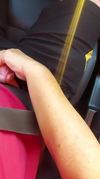 Epski trenutak iz filma "Zrela milf sa seksi nogama u štiklama i kratkoj suknji zadirkuje taksista i drka mu"