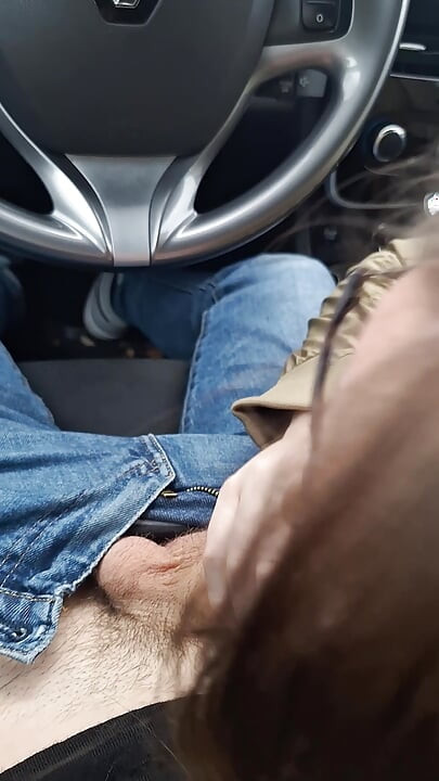 Χοντρή Γερμανίδα πουτάνα παίρνει πίπα σε ένα δημόσιο αυτοκίνητο και καταπίνει χύσια