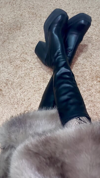 穿著性感絲襪和靴子玩弄我的腿