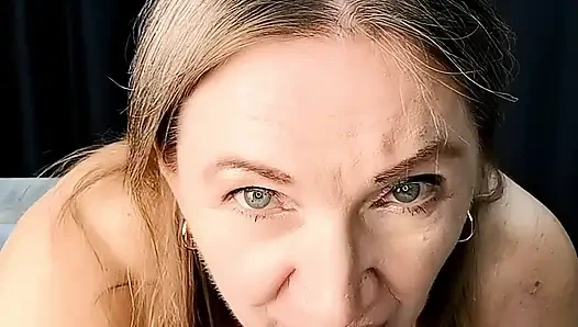 Olgun genç erkek avcısı yarağını emiyor ve sana biniyor bakış açısı