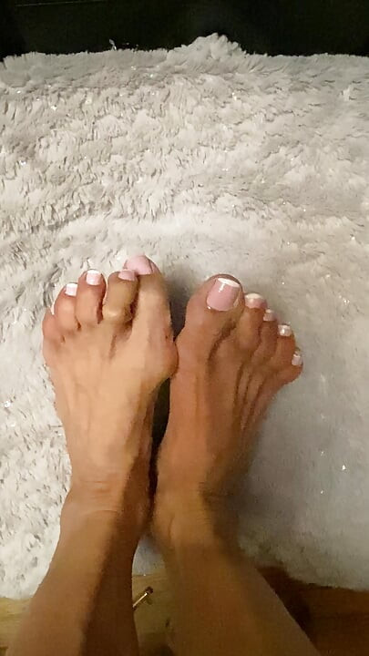 Picioare sexy cu picioare minuscule cu degetele lungi în tocuri înalte sexy