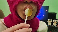 Cô gái dễ thương đang ngậm một cây kẹo mút ngọt ngào! (chupa chups)!