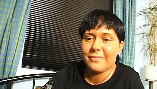 Esmer sürtük harika bir sakso çekmeden önce mastürbasyon yapıyor