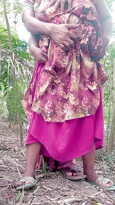 Un garçon musulman baise une belle femme au foyer hindoue dans le jangle.