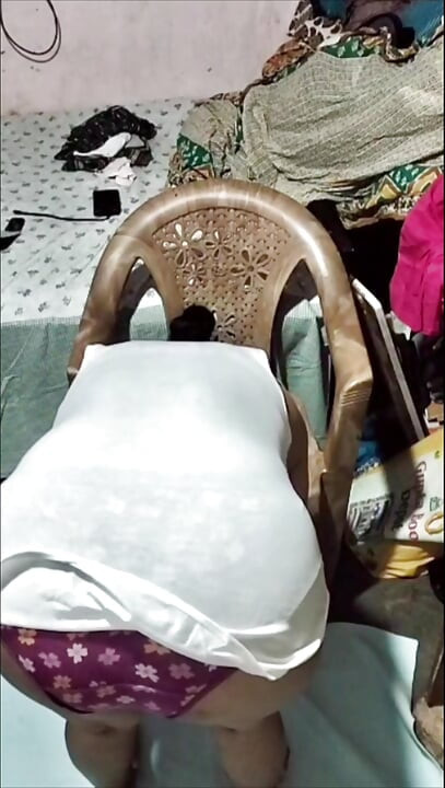 Kaamuk desi larki nagn ho jaati hai aur mootti hai