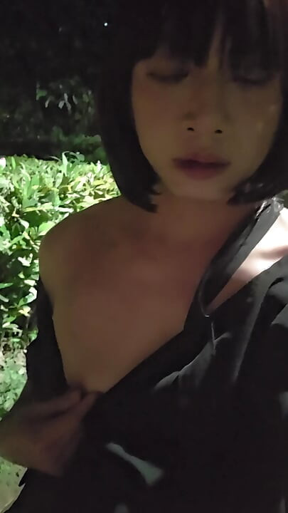 Transsexual Ting Xuan ao ar livre ejaculação em suas pernas sensuais