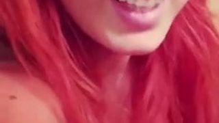 WWE - Becky Lynch intaglia una zucca