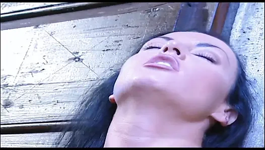 Pantat bahenol dua tante seksi dientot habis-habisan sama kontol besar pria kulit hitam