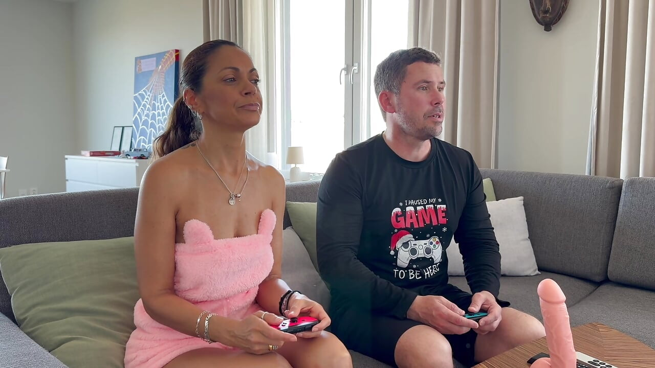 Esposa perfecta: puedo follarle el culo si gano contra ella jugando videojuegos