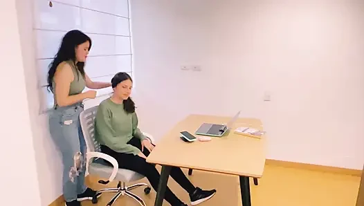 Sekretaris saya merayu saya untuk menjadi lesbian
