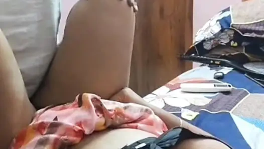 Красивую индийскую домохозяйку в Сари трахнули в миссионерской позе