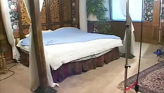 Kızıl saçlı hatun sert yarak emiyorken birkaç yeni oyuncak kullanmayı seviyor
