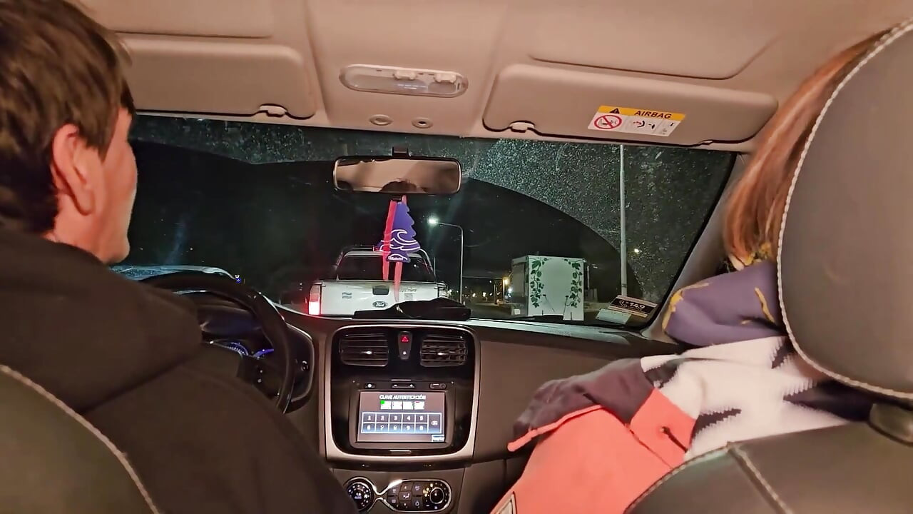 Perempuan jalang kotor menghisap batang di Uber sebelum parti! Knock Knock Stream