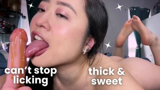 Sürtük Asyalı hatun tatlı yarağının üzerinde bal yalıyor -asmr