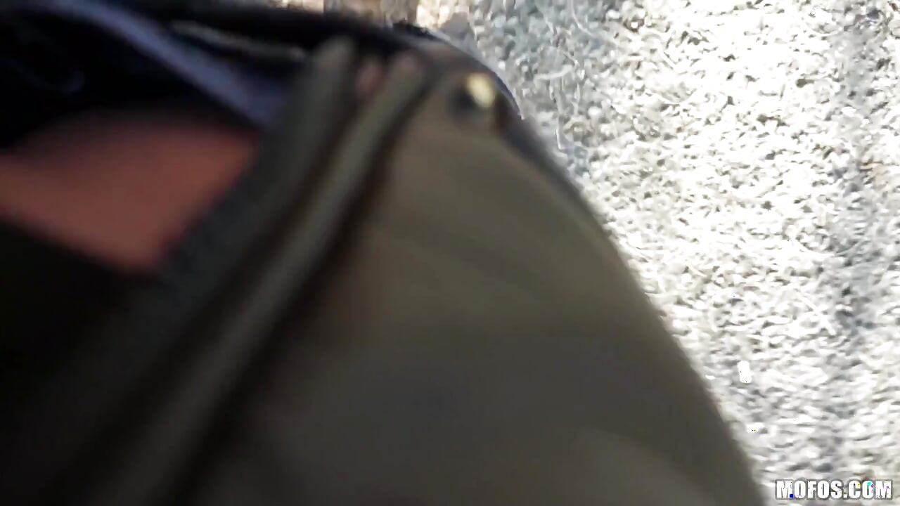 公共场合搭讪 - Kristine Crystalis炫耀她的皮夹克和紧致的屁股