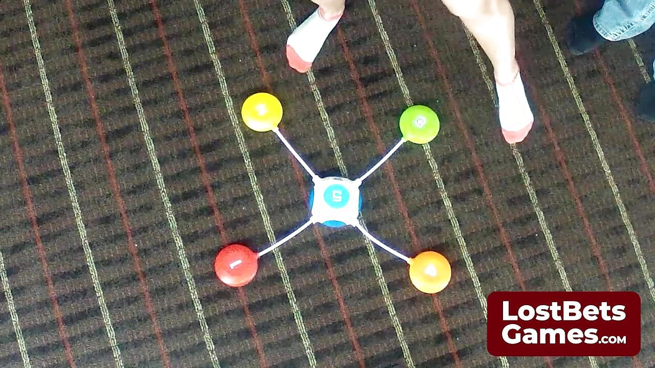 欲求不満なレズビアンたちがストリップポッドストンプゲームをしている