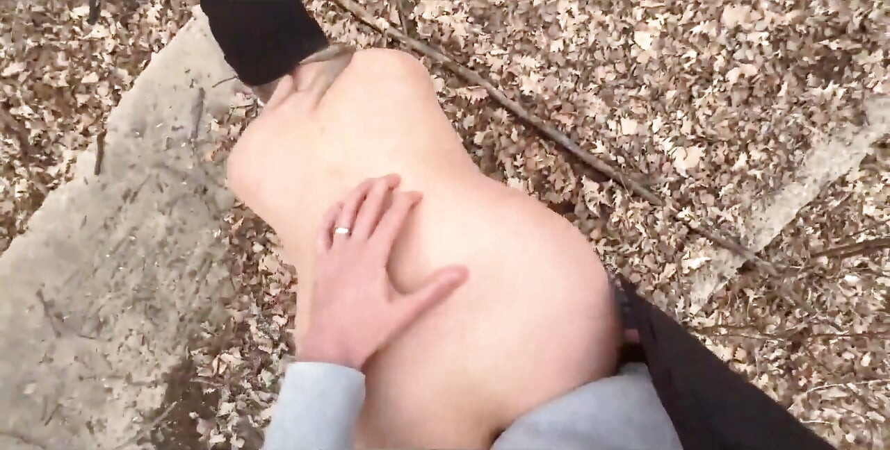 森で裸になってセックスされる