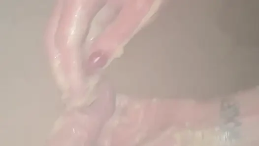 Aku lagi asik nyepong dan ngocok kontolnya di ruangan sauna, sampai toketku dicrot sperma hangat!