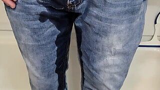 ¡Una conclusión desesperada, cuando pruebo cuánta orina pueden contener los pañales para adultos antes de filtrar mis jeans!