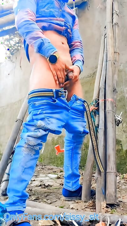 Femboy Twink Vanjsko pišanje i zabava Compilation.mp4