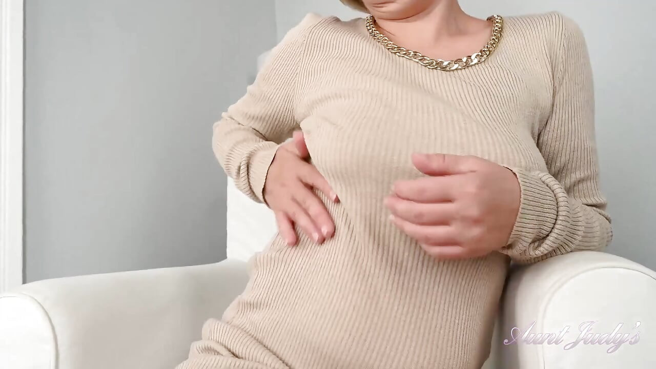 Mătușă - Matură sexy amatoare de 48 de ani, Vikki Ray, încearcă chiloții