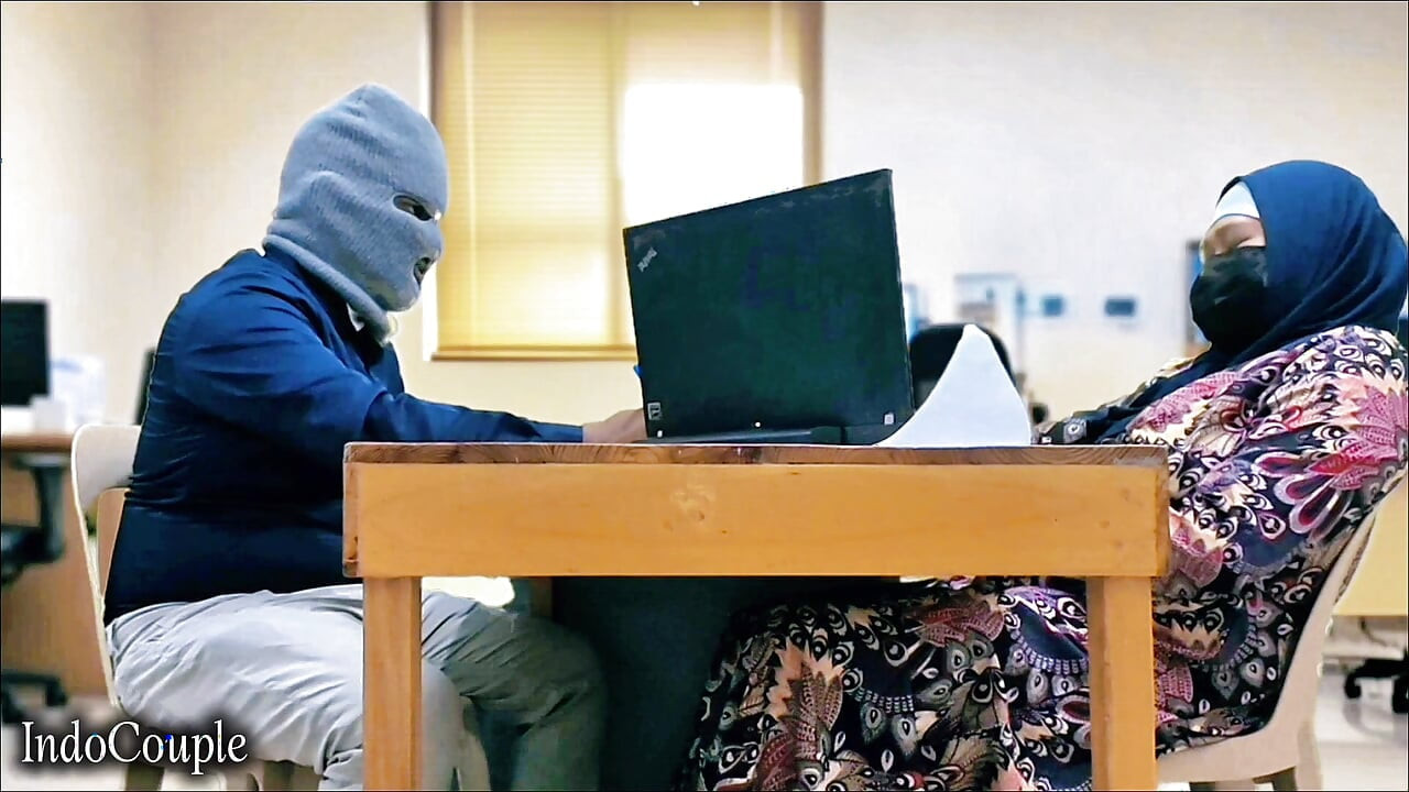 Istri muslim berhijab selingkuh sama teman kantornya. Sekretaris selingkuh lagi asik muasin memeknya pakai vibrator favoritnya p