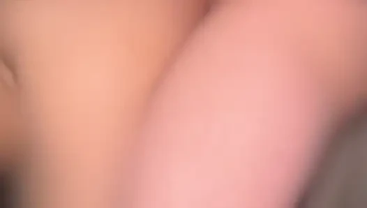 Arkadaşımın büyük poposuna ve çok sıkı vajinasına karşı koyamadım, partiden sonra sert bir seks ve büyük bir penis ile karşıladım.