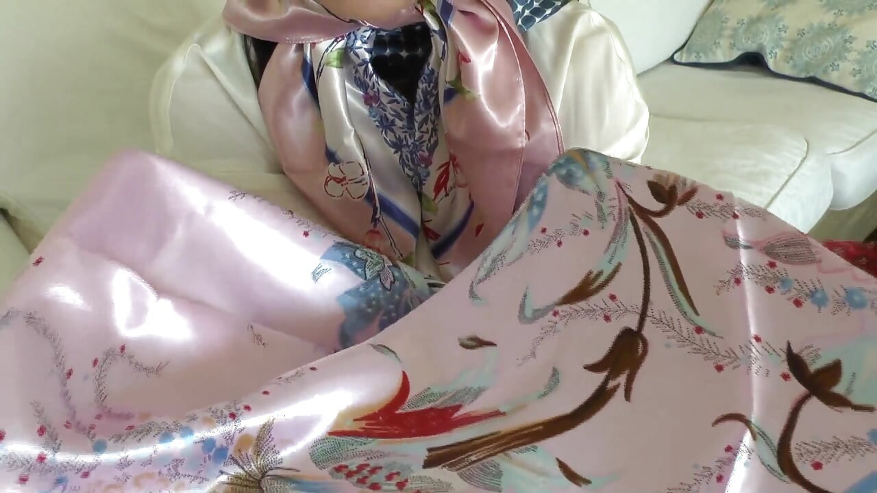새틴 스카프 애호가와 반짝이는 새틴 스카프에 사정, 레이디 빅토리아 발렌테