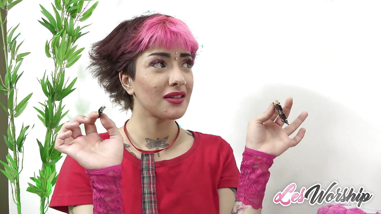 Andressa zeigt Maria, wie man durch tiefes Analspiel mit Toys kommt, während sie stöhnt, sich windet und lesbische Arschverehrung betreibt.