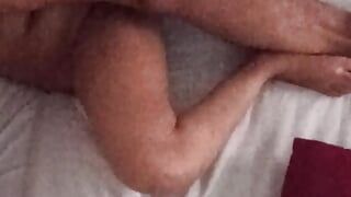 पहली बार हॉट बेब मेरे बॉयफ्रेंड के मुंह में वीर्य डालने की कोशिश कर रही है। मुझे उसका लंड और वीर्य का स्वाद पसंद है।