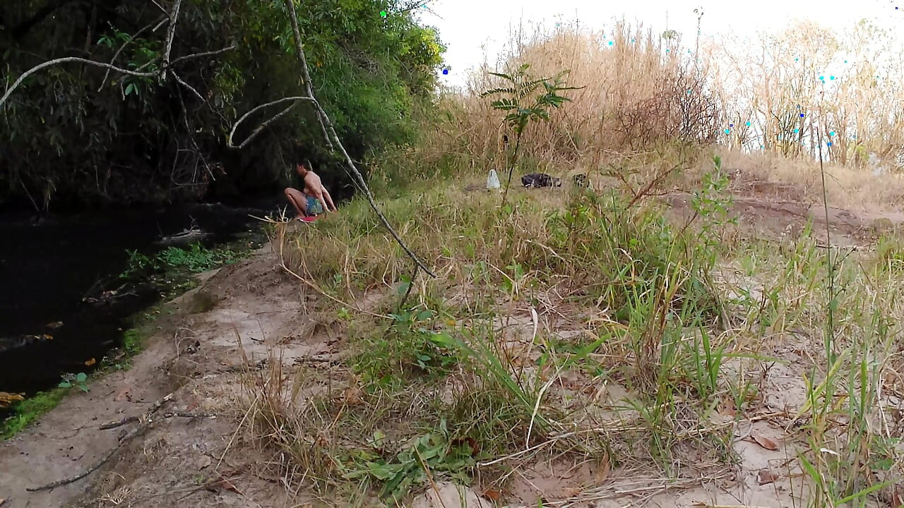 在瀑布旁與陌生人的相遇以戶外性愛告終。