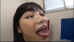 Японка сосет и получает камшот на лицо