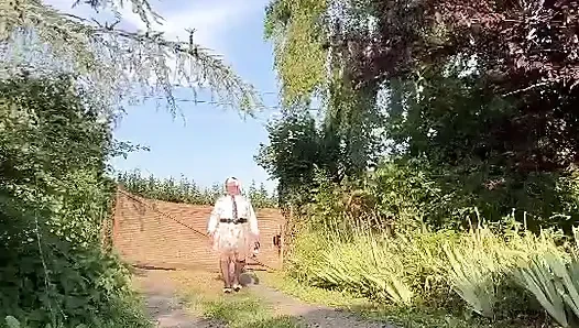 Dışarıda bir akşam için küçük çiçekli etek giymiş