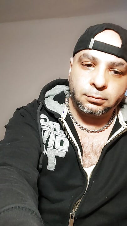 DirTyJunkBroは靴下で遊び、濡れた人におしっこをします。