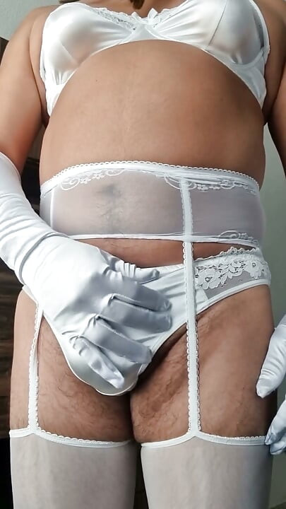 Cô dâu không hài lòng trong đêm tân hôn và phải dùng máy rung để hoàn tất việc chiết xuất sissy juice