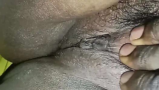 Aku membelai vagina tebal istriku. Bagian 1