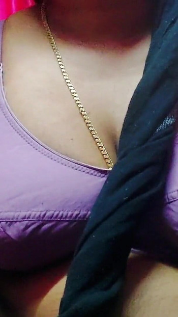 Zapanjujući trenutak iz "Delhi bhabhi mohini sex nights desi masti"