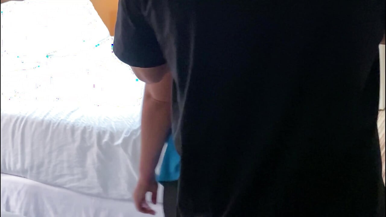 Ξανθιά μπαίνει κρυφά στο ξενοδοχείο για να γαμήσει τη φίλη της!