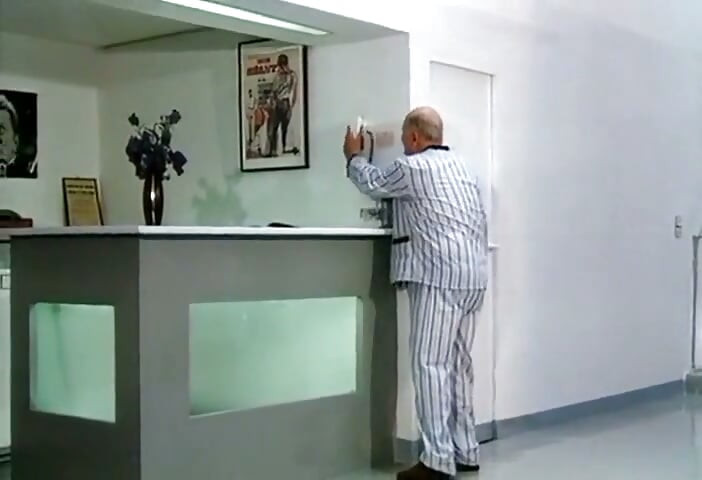 Doktorun büyük göğüsleri var