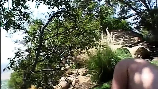 Pembe fileli güzel sarışın ağacın altında gazoony tarafından çikolatalı cha-cha dansı yapmaya davet edildi