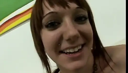 Gadis remaja rambut cokelat dengan titin lagi asik nyepong kontol sebelum dientot pov