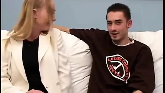 Langhaariges blondes schätzchen bückt sich und bekommt ihre nasse muschi doggystyle gefickt