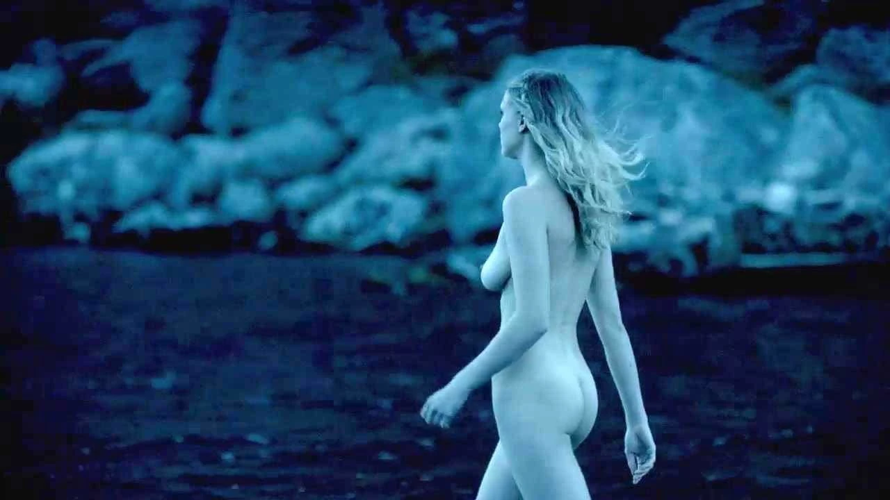 Gaia weiss gola scena iz 'vikings' na scandalplanet.com