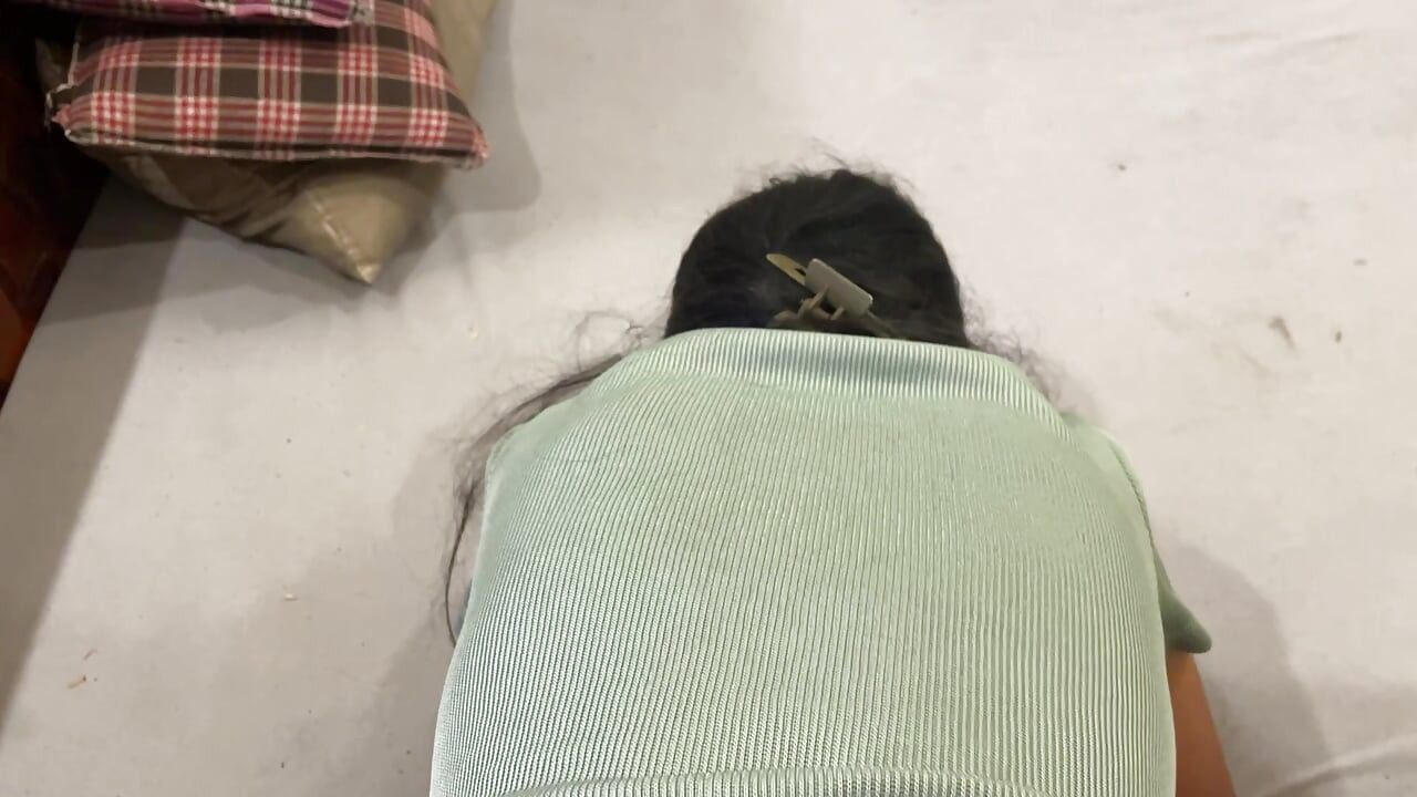 Stiefvater bittet stieftochter, das bett zu teilen und sie enden am ende mit leidenschaftlichem sex
